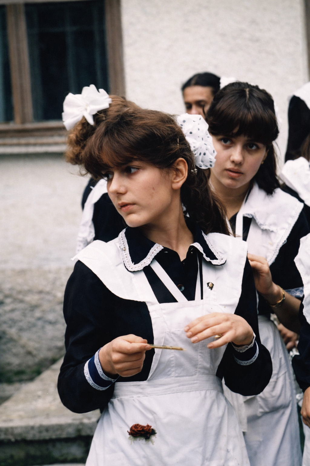 Două fete la școală în uniforme